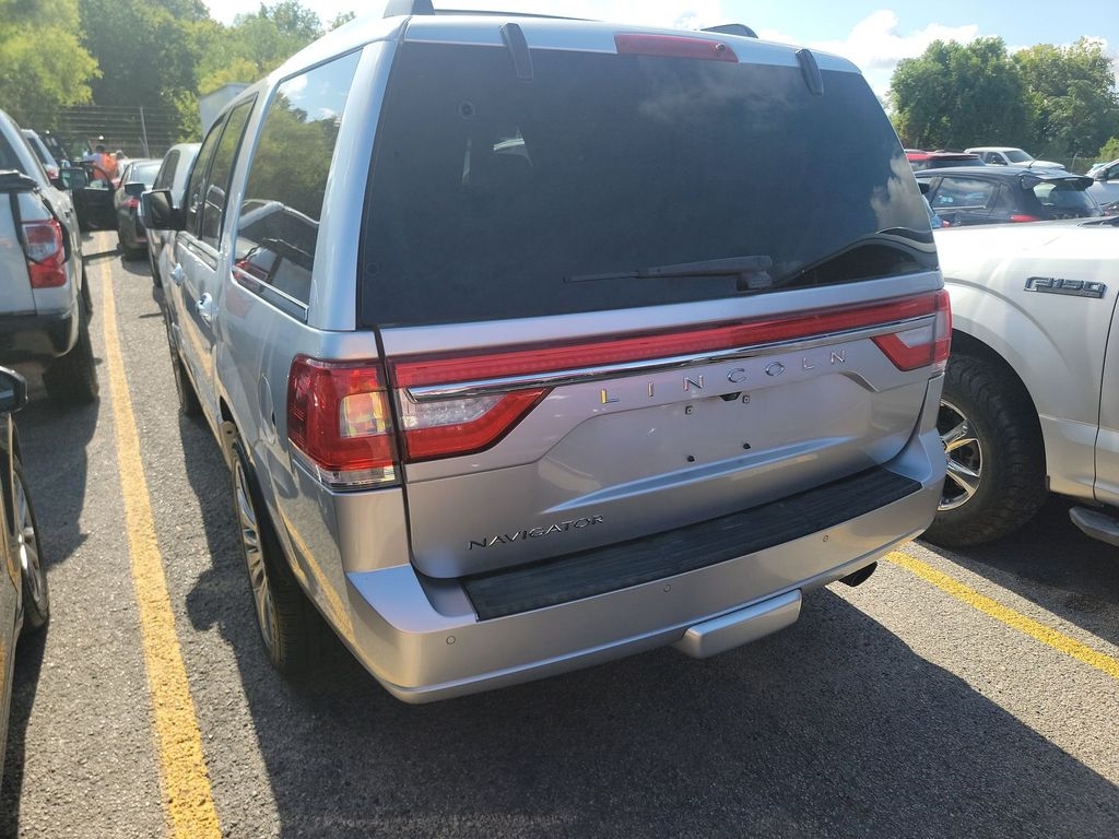 2017 Lincoln Navigator Select photo 3