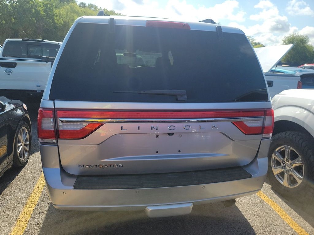2017 Lincoln Navigator Select photo 4