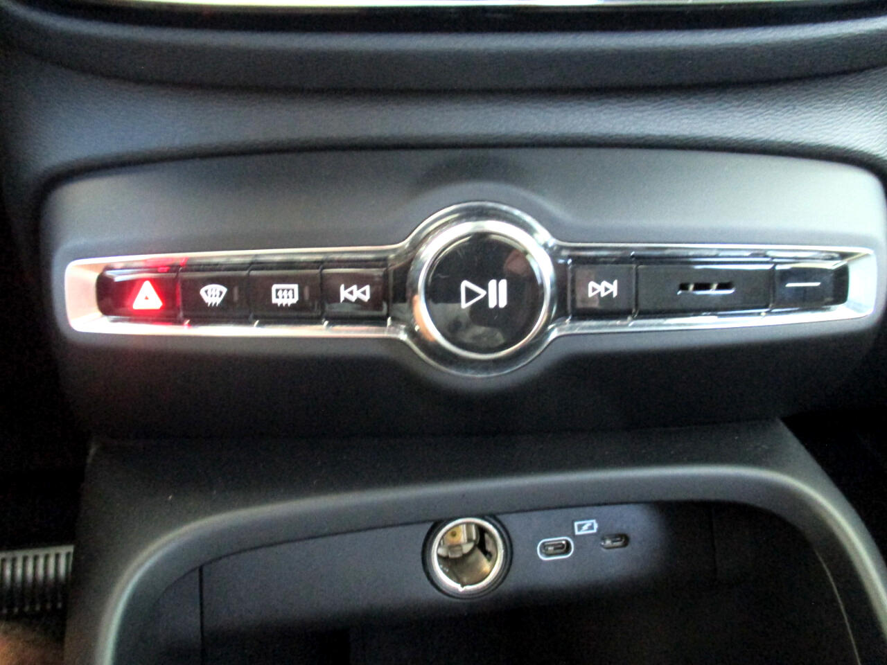 Volvo XC40 B5 Core AWD 2025 Volvo XC40 B5 Core AWD 2025