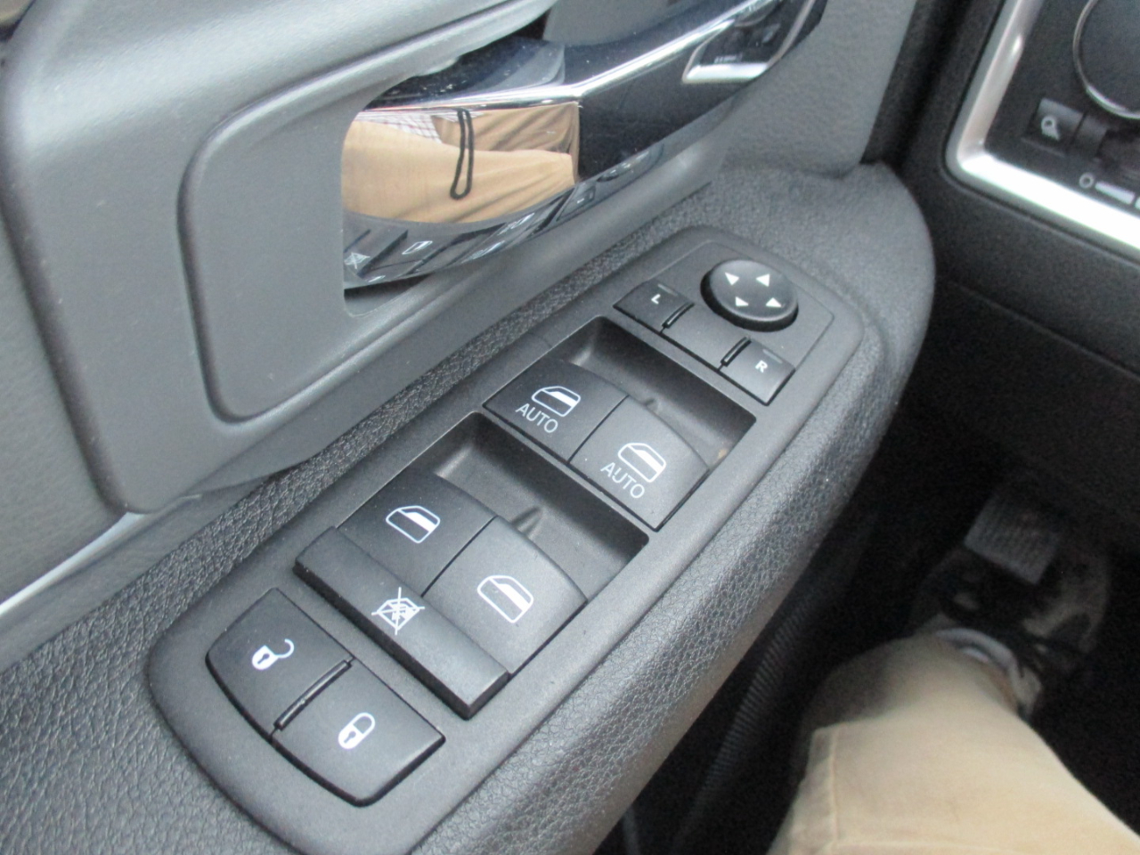 RAM 1500 Classic Tradesman Crew Cab SWB 2WD 2023