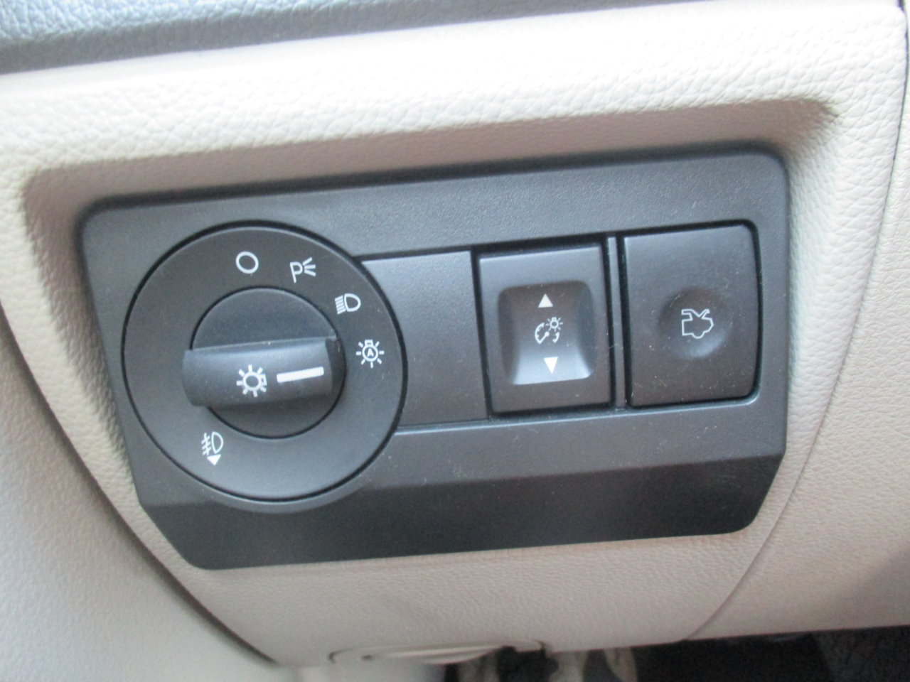 Ford Fusion Hybrid Sedan 2010