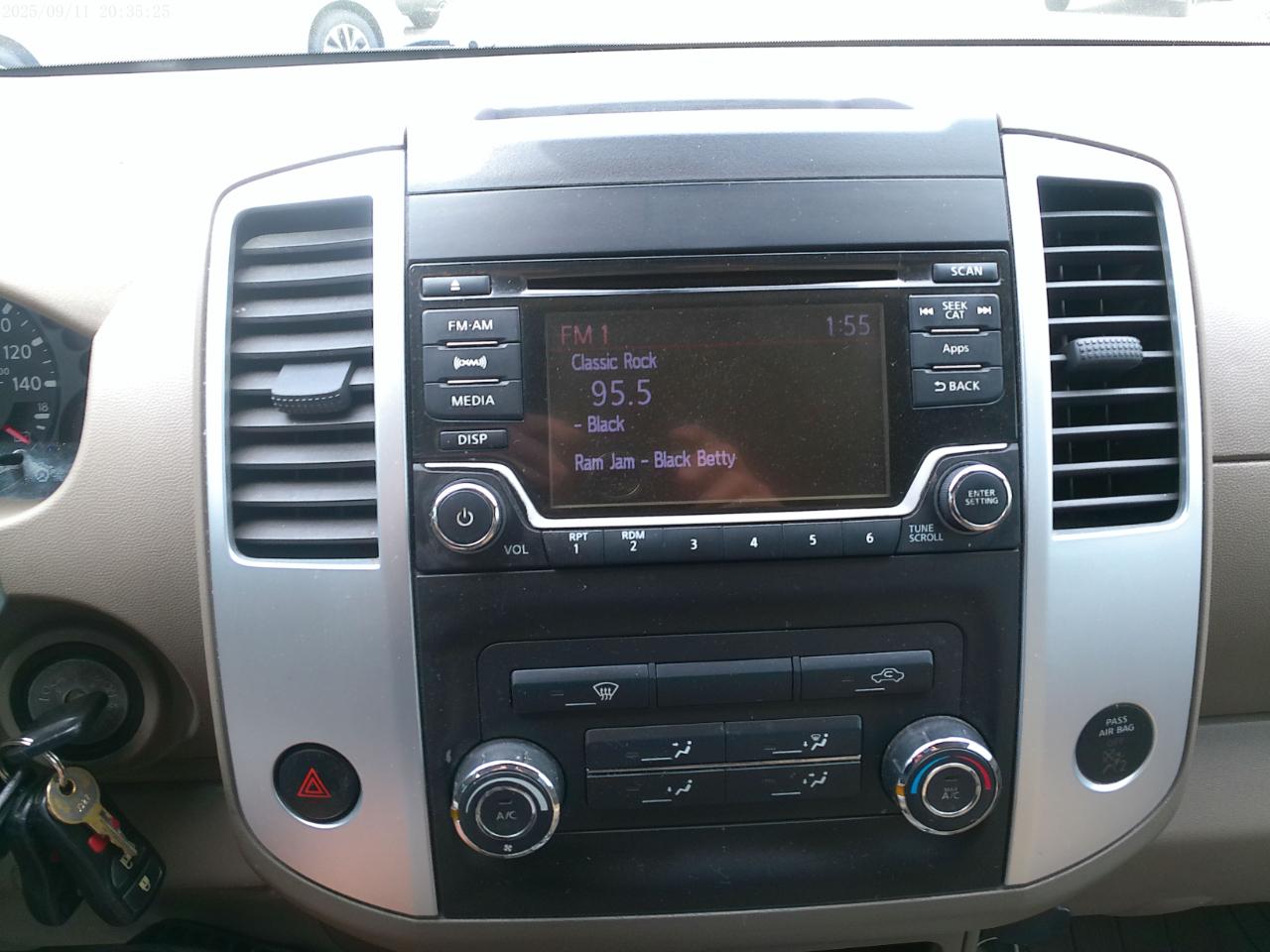 Nissan Frontier SV King Cab I4 5AT 2WD 2015