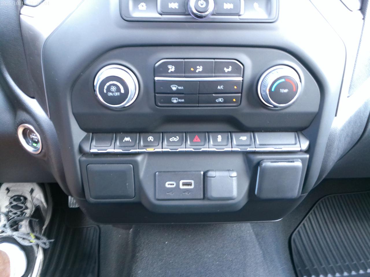 Chevrolet Silverado 1500 Custom Crew Cab 2WD 2024