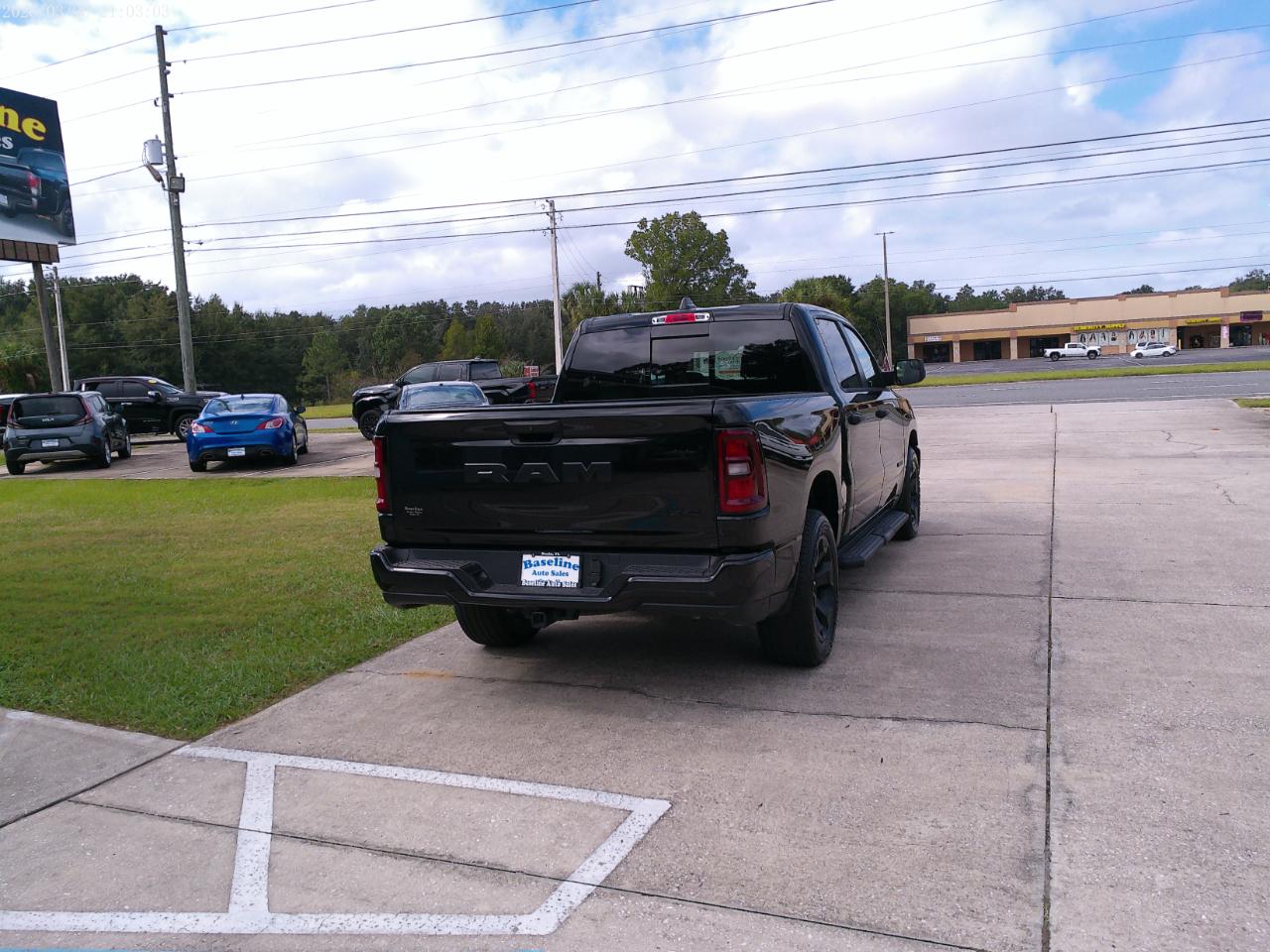 RAM 1500 Express 4x4 Crew Cab 5'7" Box 2025