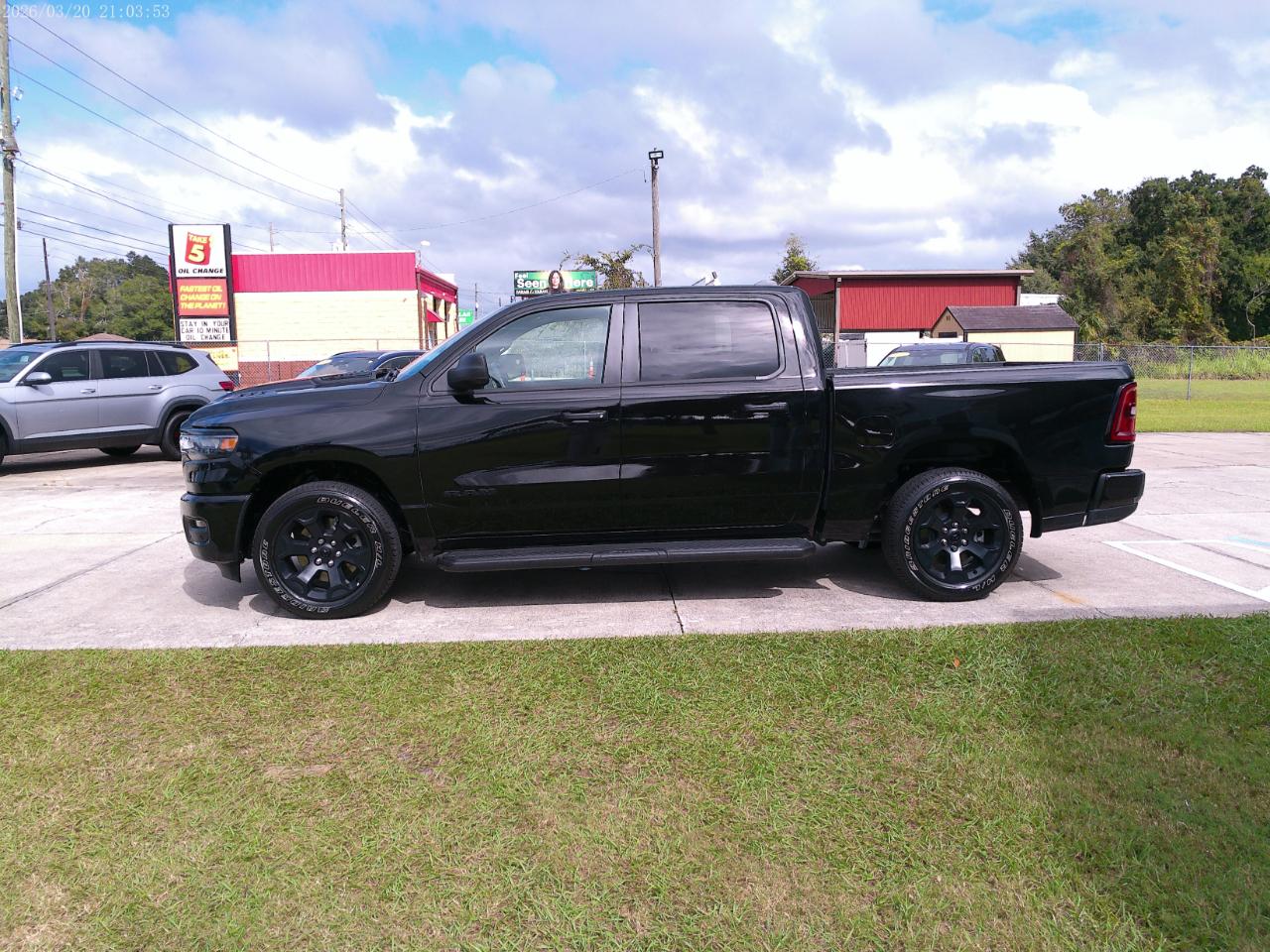 RAM 1500 Express 4x4 Crew Cab 5'7" Box 2025