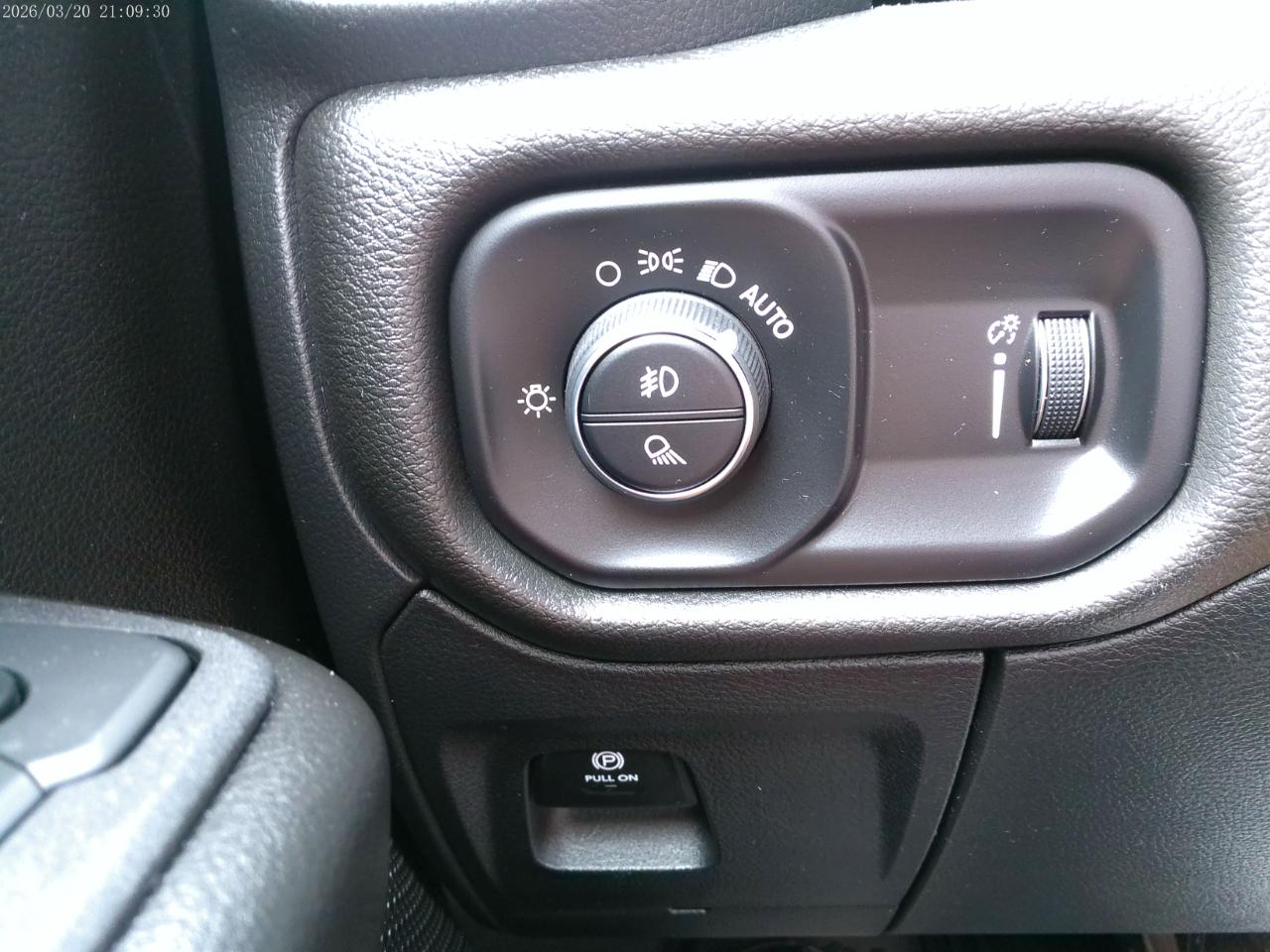 RAM 1500 Express 4x4 Crew Cab 5'7" Box 2025
