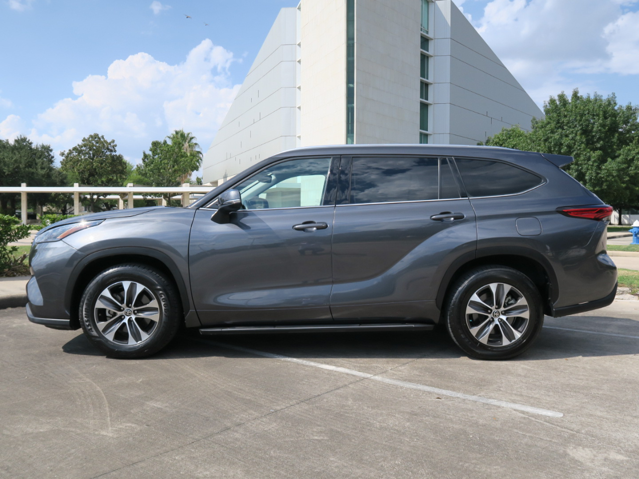 Toyota Highlander XLE FWD (Natl) 2021