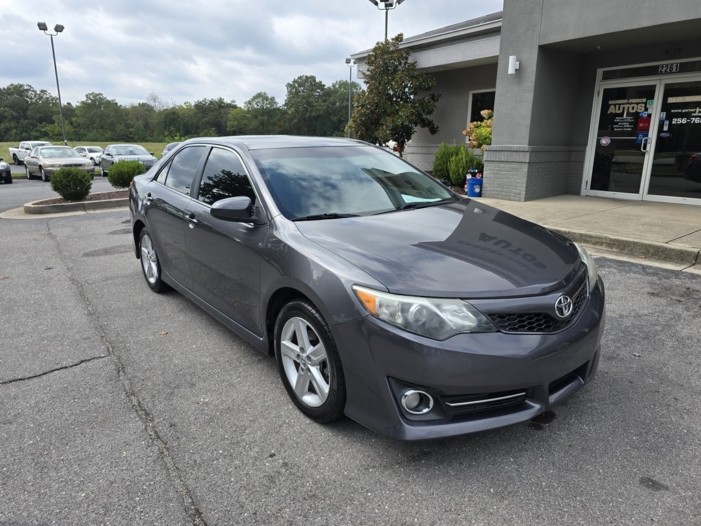 2014 Toyota Camry SE photo 2