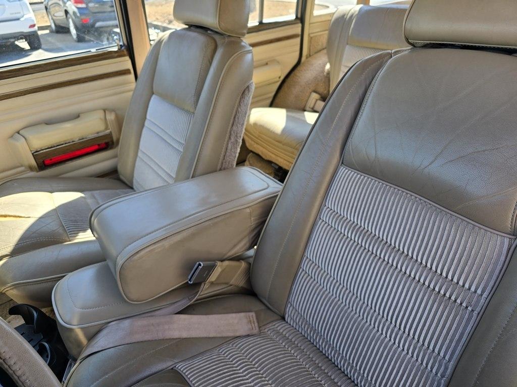 Jeep Grand Wagoneer  1990