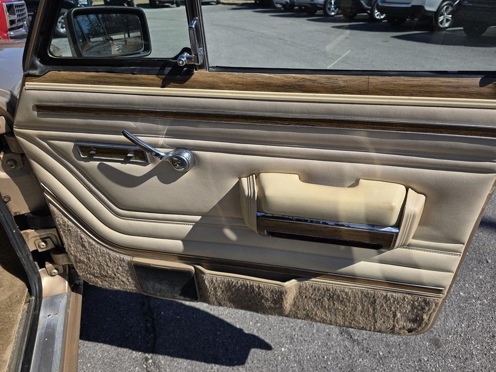 Jeep Grand Wagoneer  1990