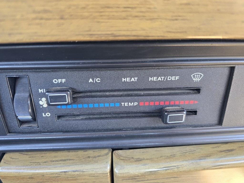 Jeep Grand Wagoneer  1990