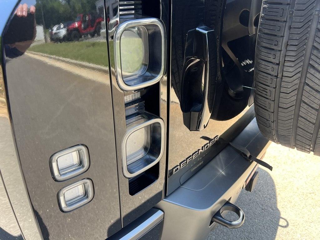Land Rover Defender  2025
