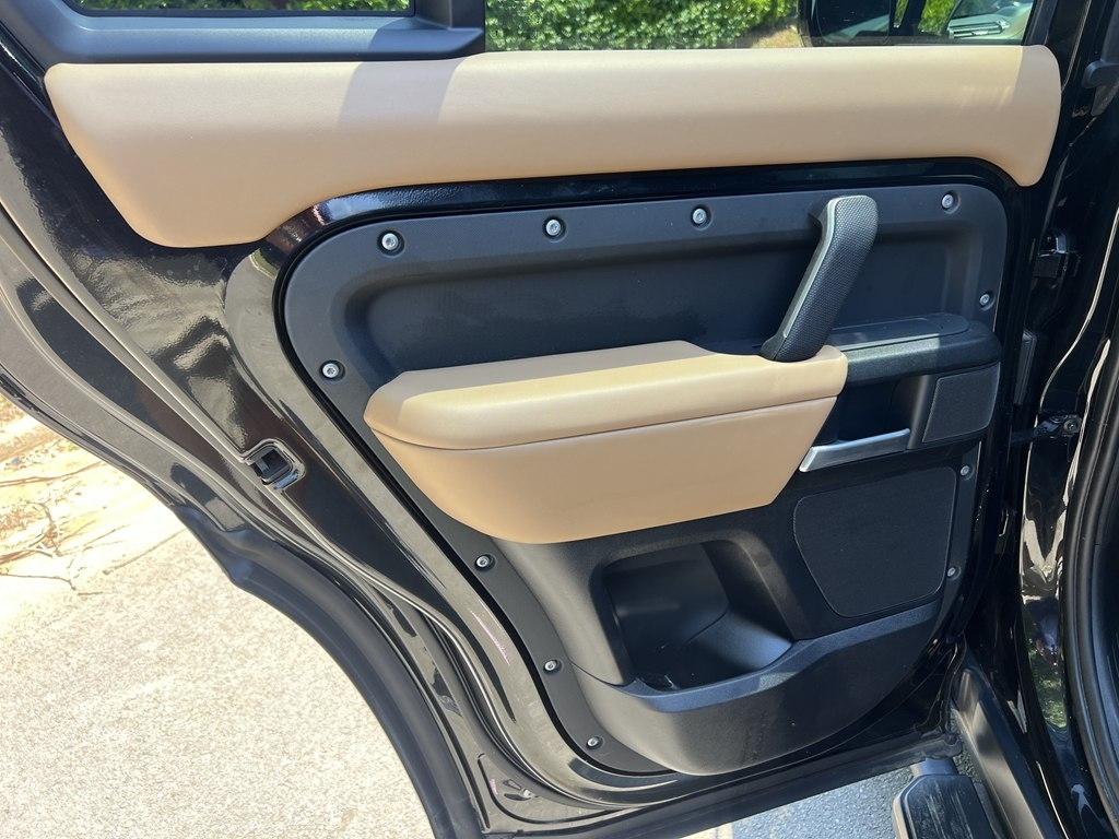 Land Rover Defender  2025