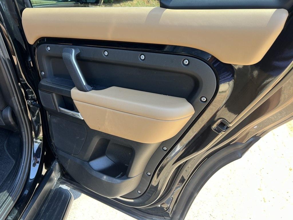 Land Rover Defender  2025