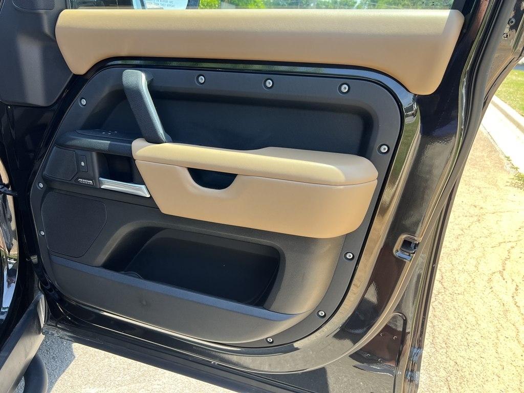 Land Rover Defender  2025