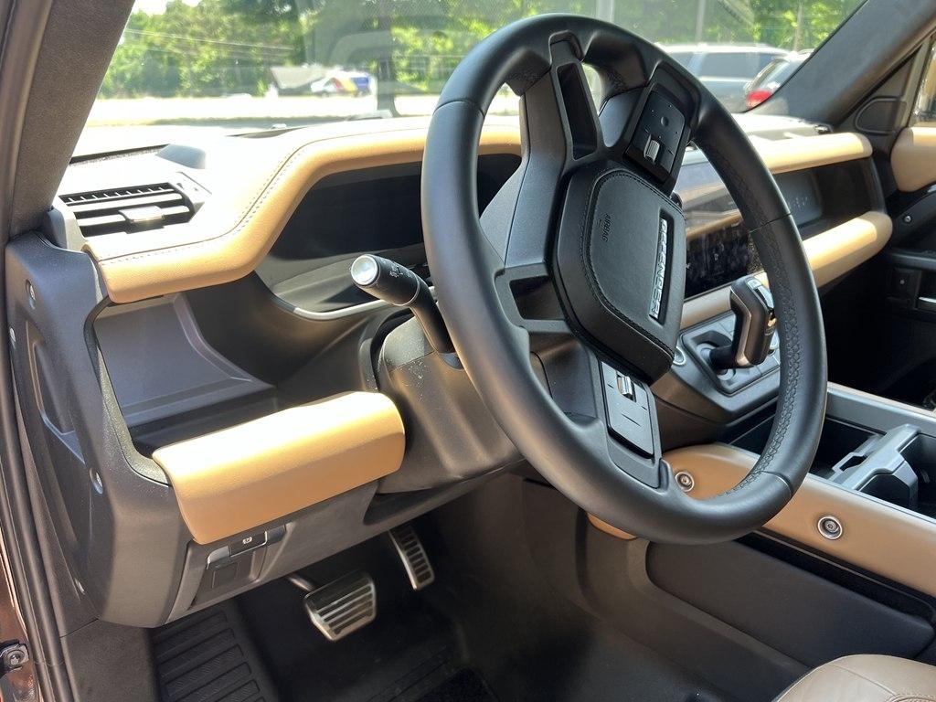 Land Rover Defender  2025