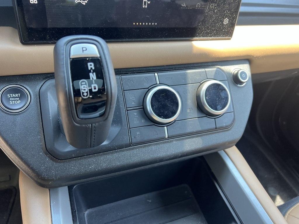Land Rover Defender  2025