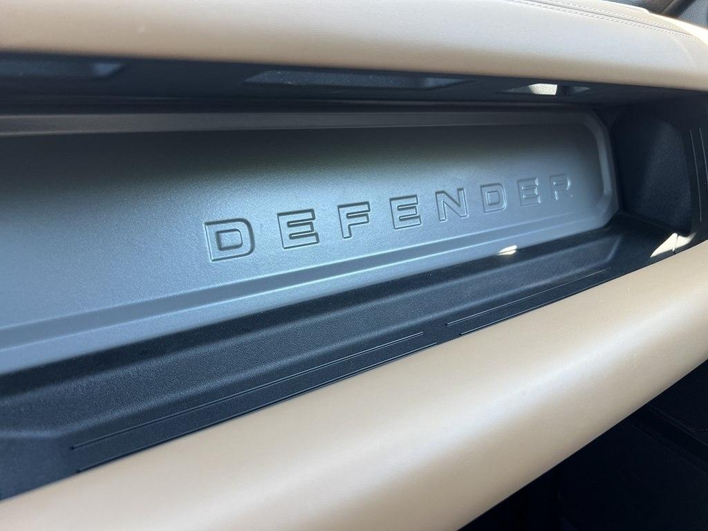 Land Rover Defender  2025