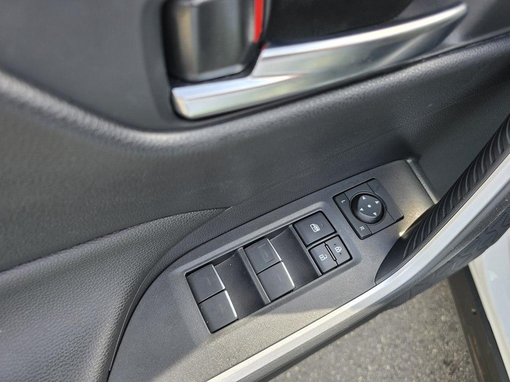 Toyota RAV4 Hybrid XLE AWD (Natl) 2025