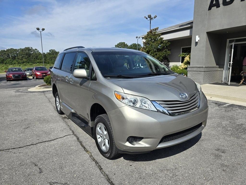 Toyota Sienna 5dr 8-Pass Van LE FWD (Natl) 2015