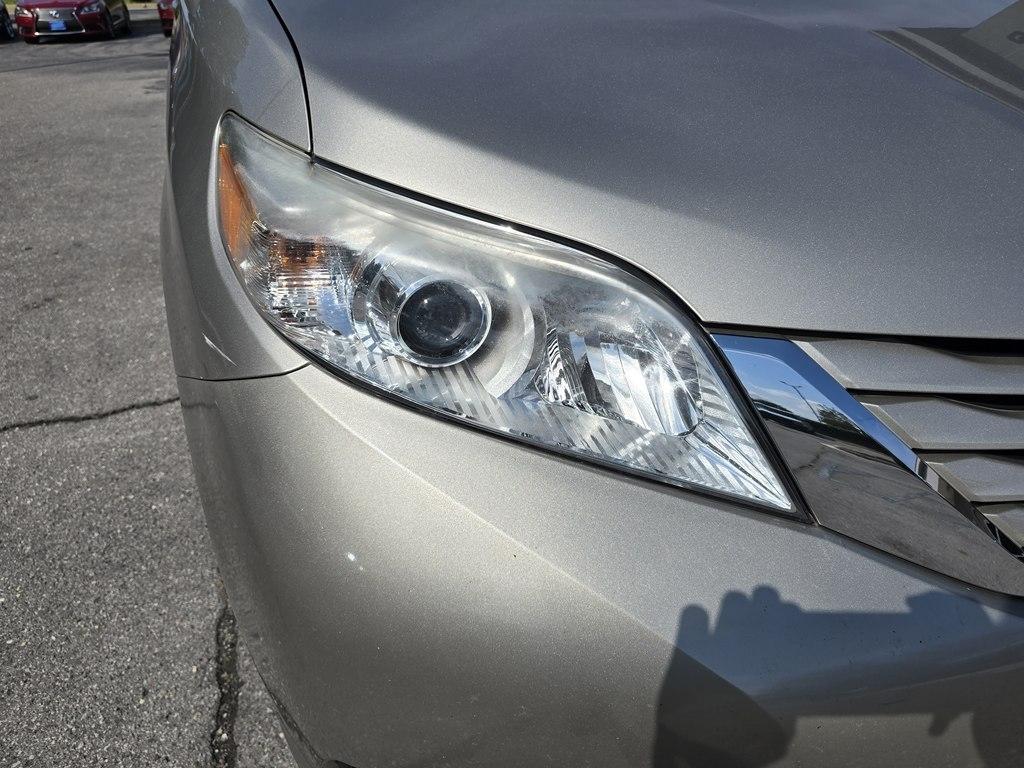 Toyota Sienna 5dr 8-Pass Van LE FWD (Natl) 2015