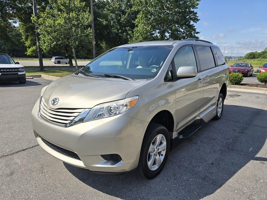 Toyota Sienna 5dr 8-Pass Van LE FWD (Natl) 2015