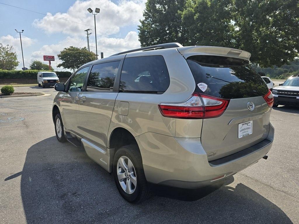 Toyota Sienna 5dr 8-Pass Van LE FWD (Natl) 2015