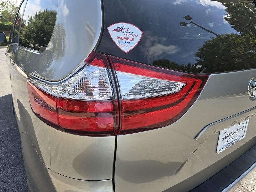 Toyota Sienna 5dr 8-Pass Van LE FWD (Natl) 2015