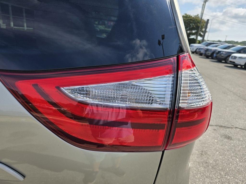 Toyota Sienna 5dr 8-Pass Van LE FWD (Natl) 2015