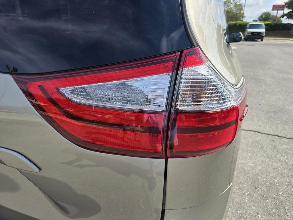Toyota Sienna 5dr 8-Pass Van LE FWD (Natl) 2015