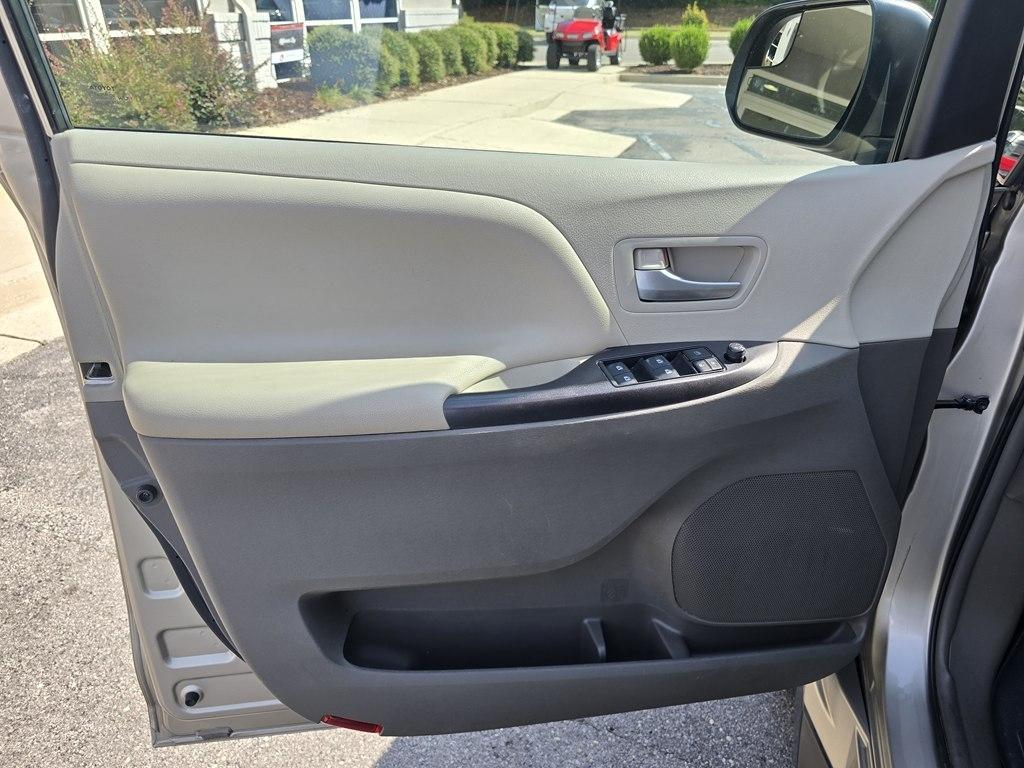 Toyota Sienna 5dr 8-Pass Van LE FWD (Natl) 2015