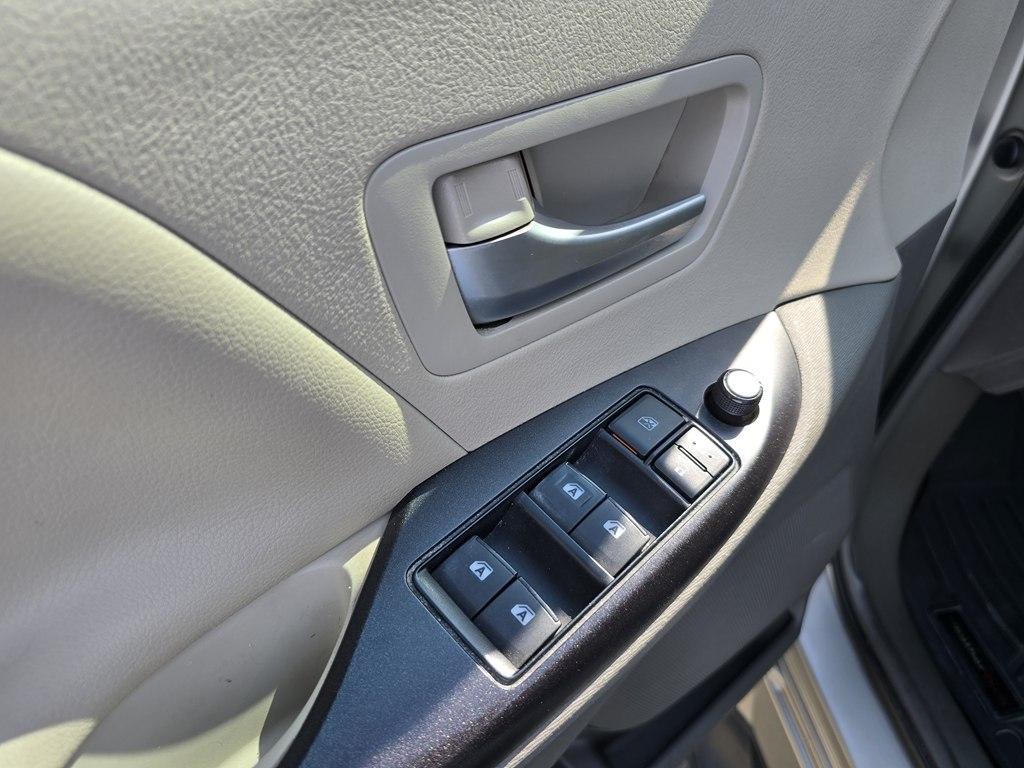 Toyota Sienna 5dr 8-Pass Van LE FWD (Natl) 2015