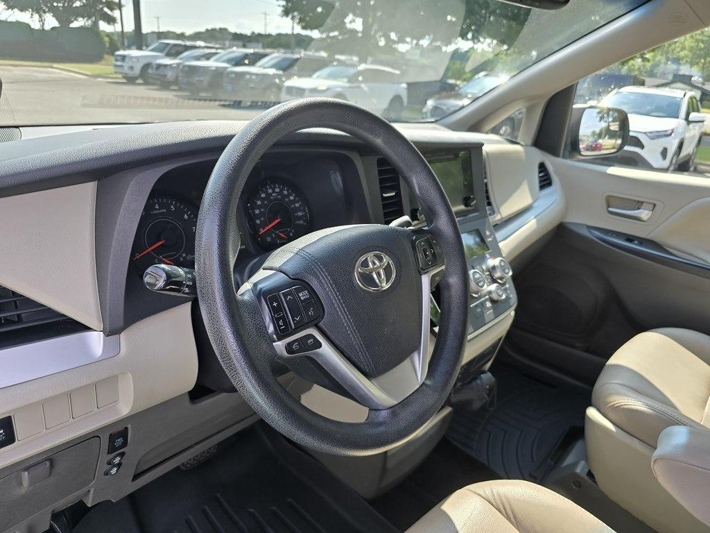 Toyota Sienna 5dr 8-Pass Van LE FWD (Natl) 2015