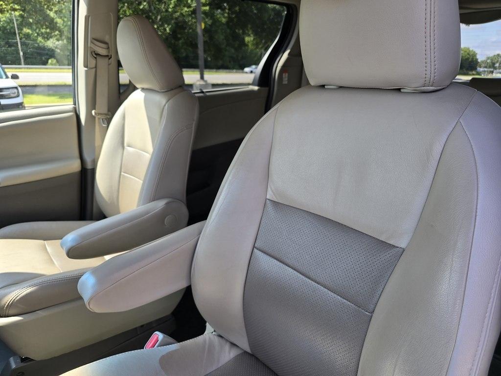 Toyota Sienna 5dr 8-Pass Van LE FWD (Natl) 2015