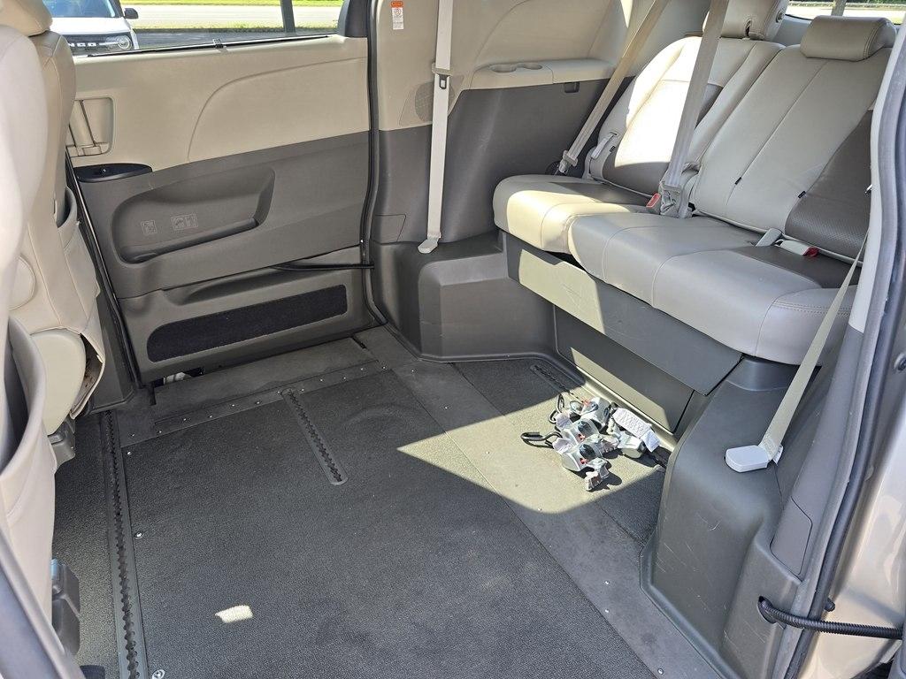 Toyota Sienna 5dr 8-Pass Van LE FWD (Natl) 2015