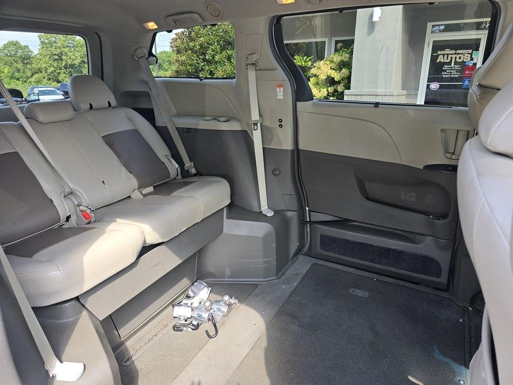Toyota Sienna 5dr 8-Pass Van LE FWD (Natl) 2015
