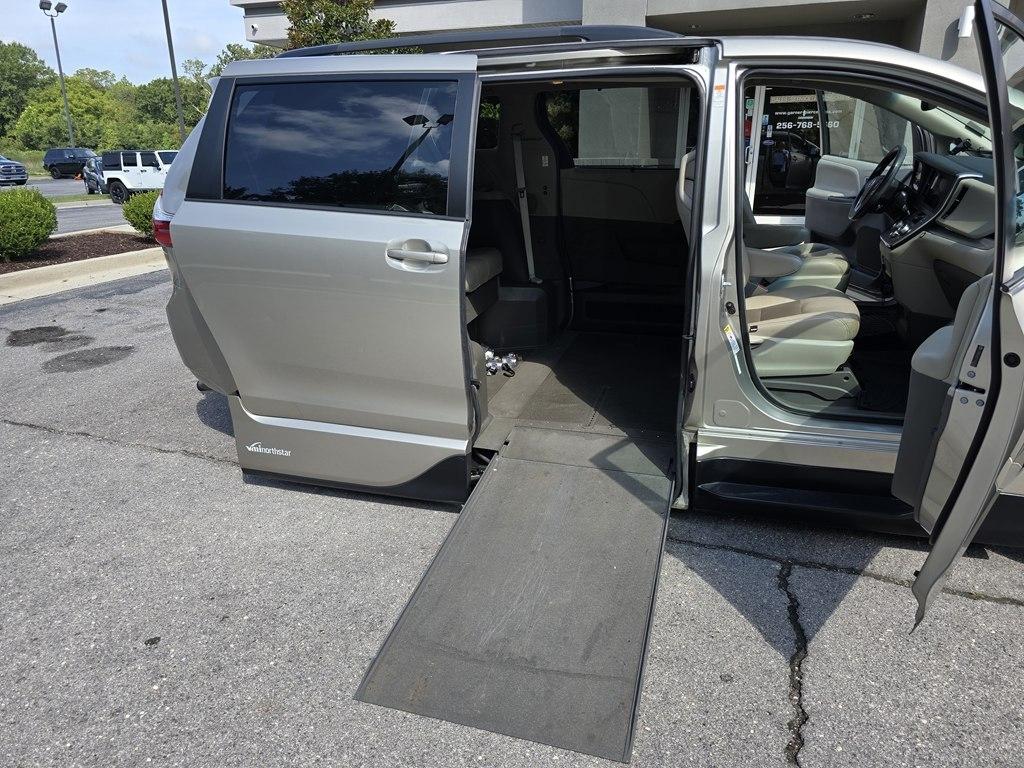Toyota Sienna 5dr 8-Pass Van LE FWD (Natl) 2015