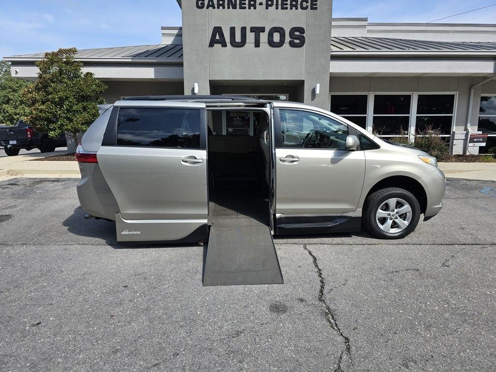 Toyota Sienna 5dr 8-Pass Van LE FWD (Natl) 2015