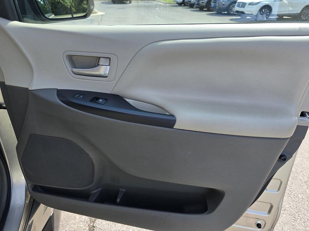 Toyota Sienna 5dr 8-Pass Van LE FWD (Natl) 2015