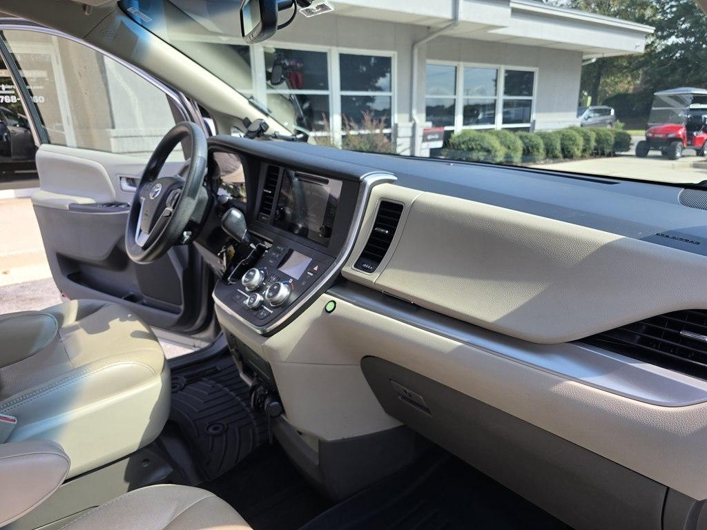 Toyota Sienna 5dr 8-Pass Van LE FWD (Natl) 2015