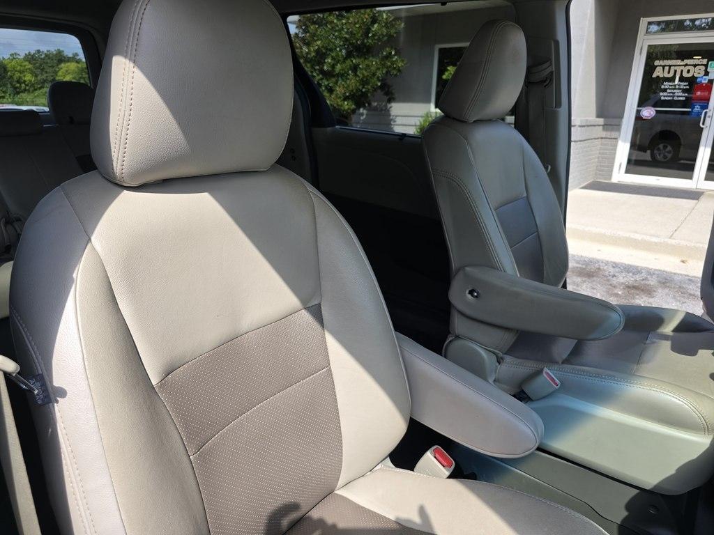 Toyota Sienna 5dr 8-Pass Van LE FWD (Natl) 2015