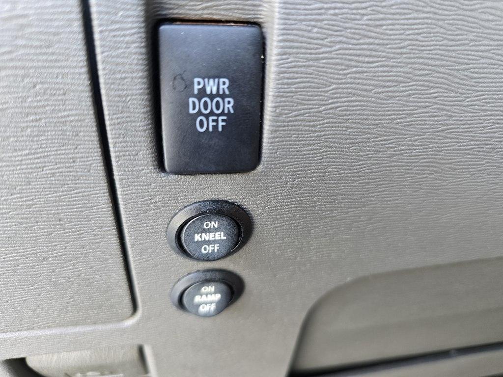 Toyota Sienna 5dr 8-Pass Van LE FWD (Natl) 2015
