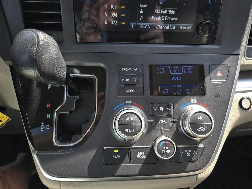 Toyota Sienna 5dr 8-Pass Van LE FWD (Natl) 2015