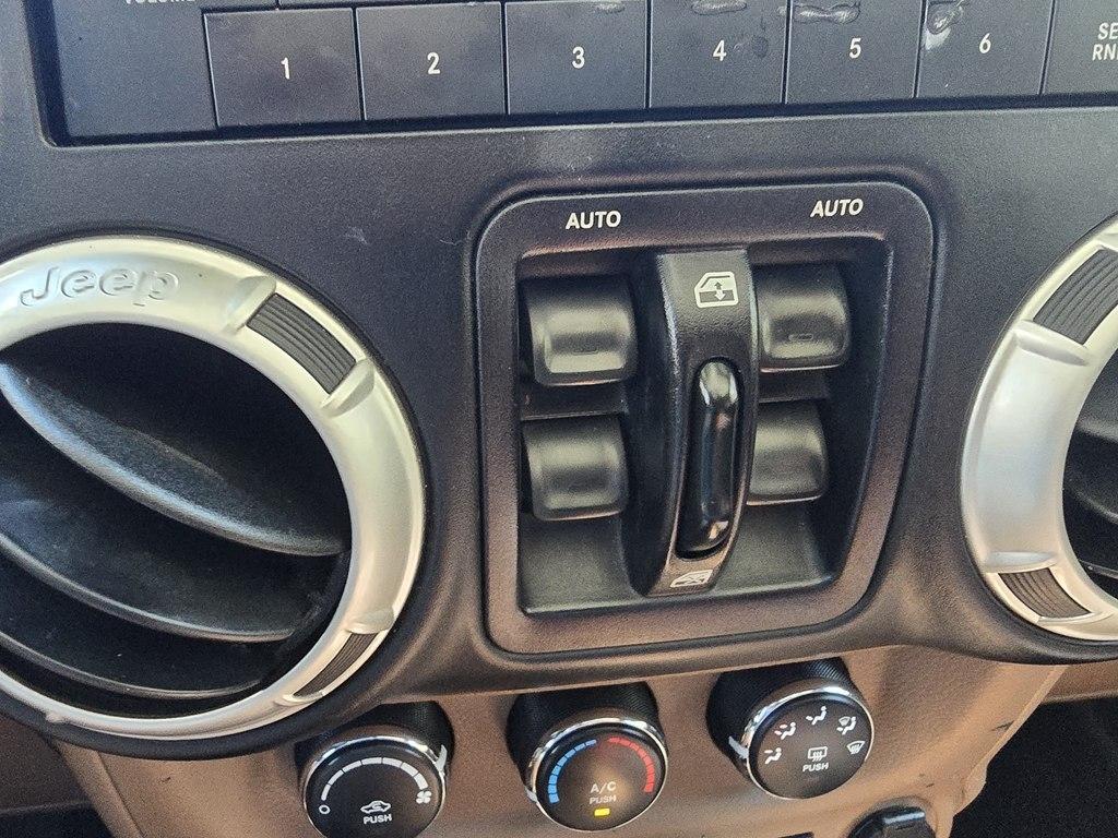Jeep Wrangler Unlimited 4WD 4dr Sahara 2014