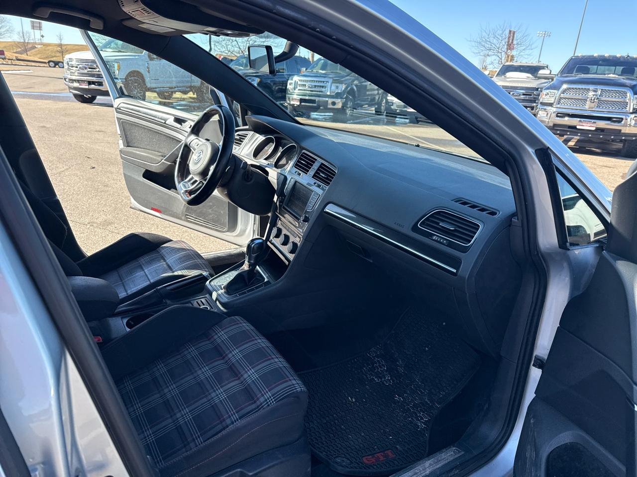 Volkswagen Golf GTI SE 6A 4-Door 2017