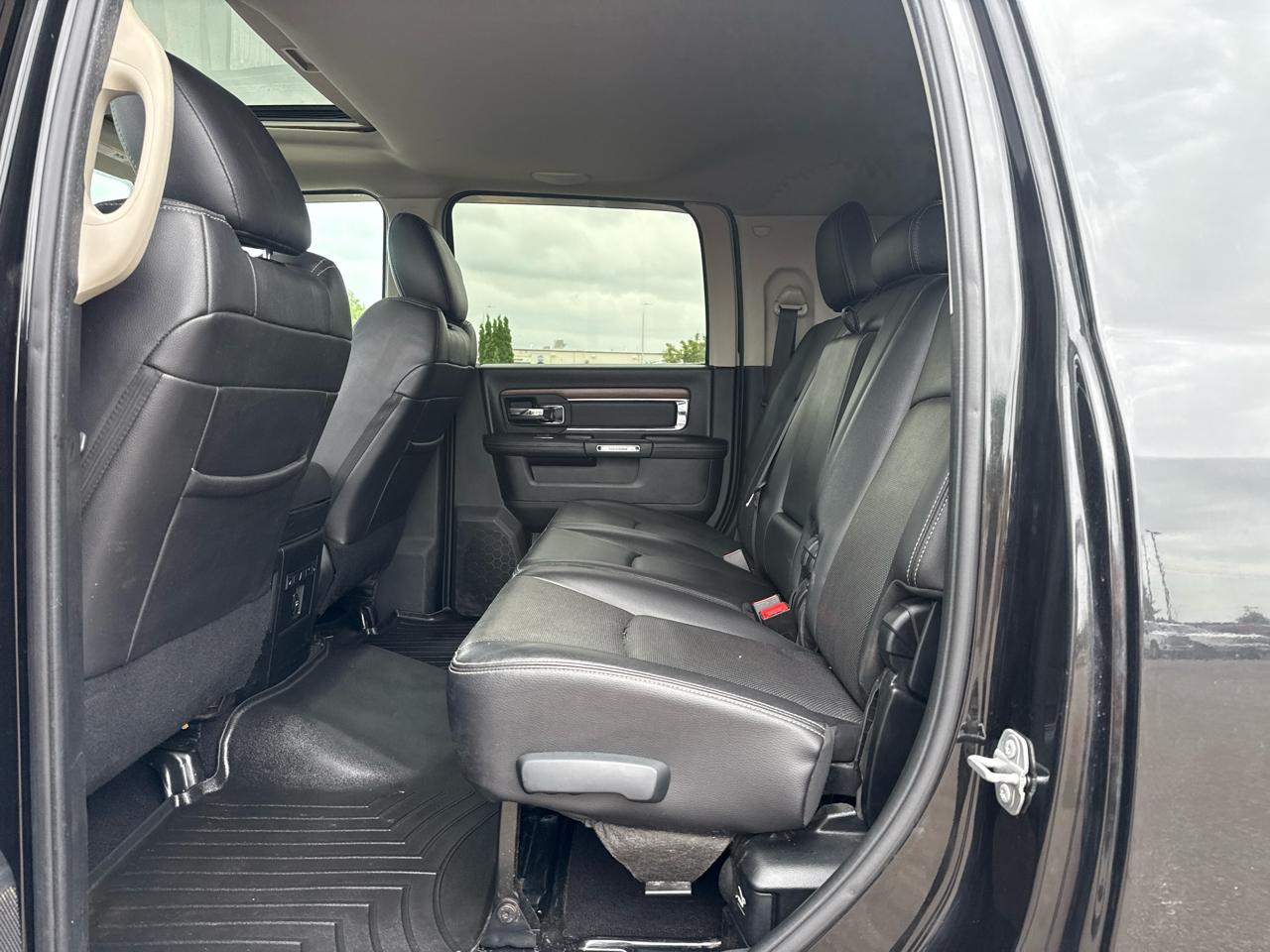 RAM 3500 Laramie Mega Cab 4WD 2016