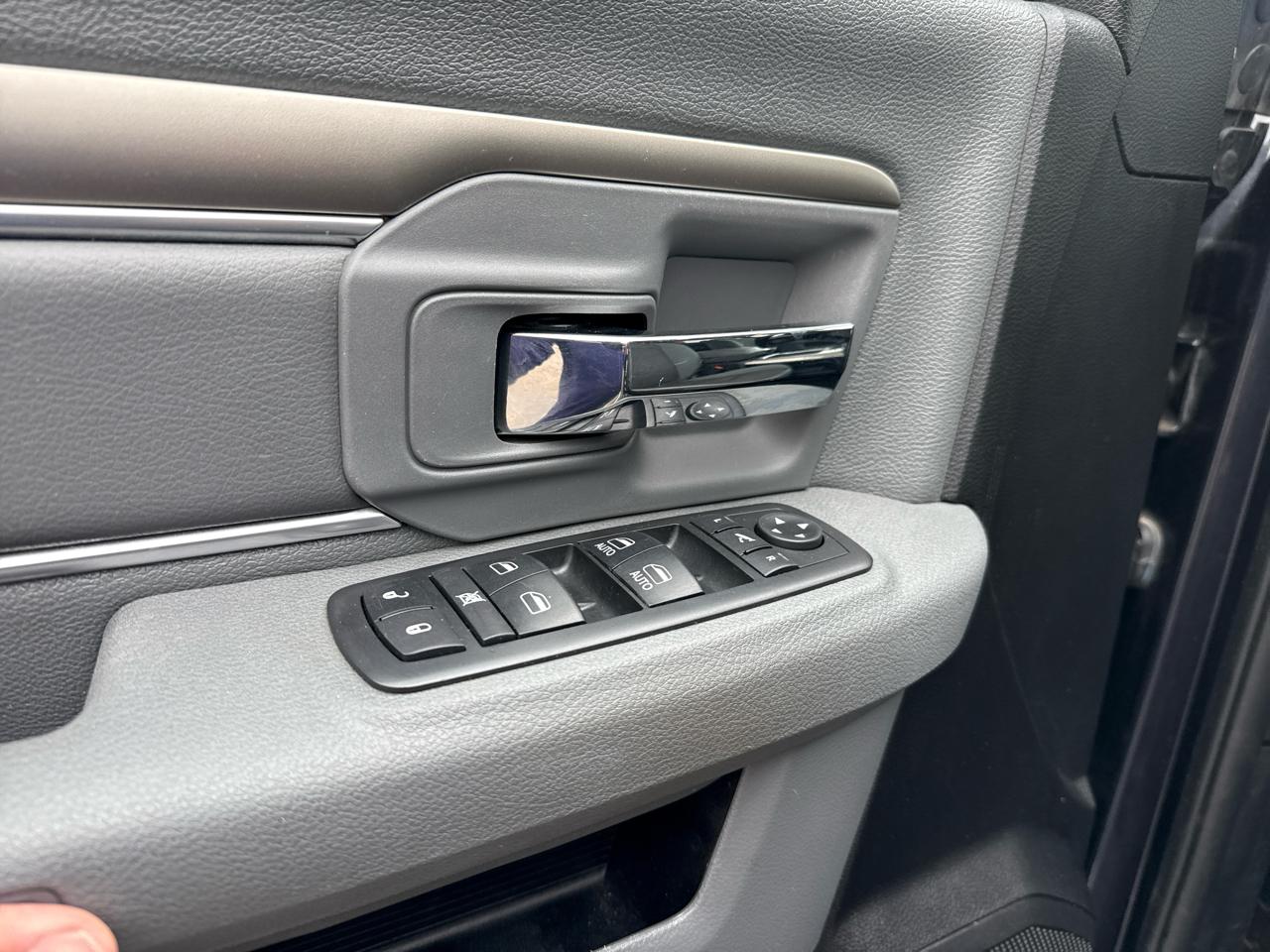 RAM 1500 SLT Crew Cab SWB 4WD 2017
