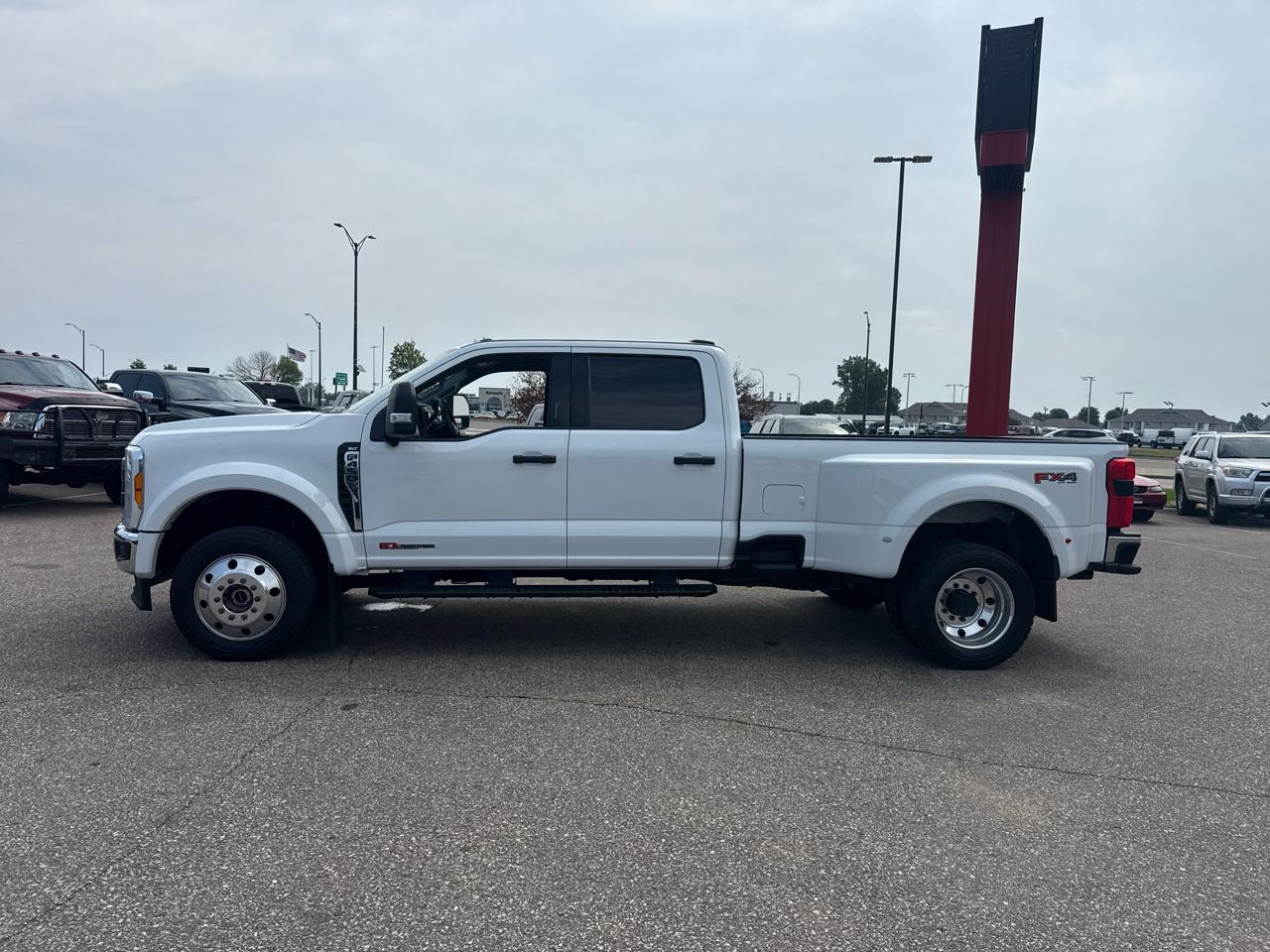 Ford F-450 SD XLT Crew Cab 4WD DRW 2023