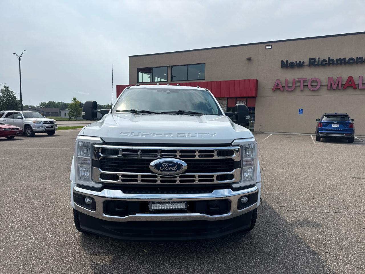 Ford F-450 SD XLT Crew Cab 4WD DRW 2023