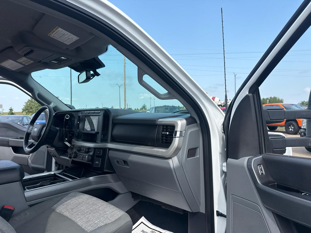 Ford F-450 SD XLT Crew Cab 4WD DRW 2023